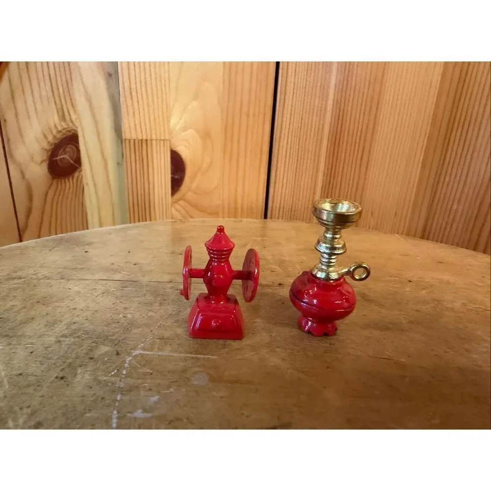 Dollhouse Miniatures Coffee Grinder & Lamp Accessories Lot (6701)